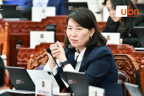 “Тойргийн гишүүдэд тус бүрт нь 15 тэрбум төгрөг хуваарилах гэж байна гэж хэлсний төлөө АН, МАН-гүй “Том хулгай дээр дуугар“ гэж Нара гишүүн бид хоёрыг чичилсэн“