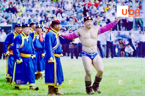 Өвөрхангай аймгийн отгон аварга Д.Сумъяабазар өнөөдрийн  Өндөр гэгээн даншиг наадмын барилдааны түрүү бөхийг Ланд-300 автомашинаар байлна