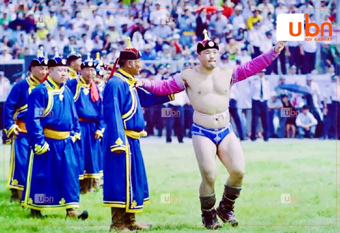 Өвөрхангай аймгийн отгон аварга Д.Сумъяабазар өнөөдрийн  Өндөр гэгээн даншиг наадмын барилдааны түрүү бөхийг Ланд-300 автомашинаар байлна