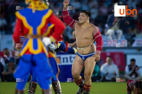 Өндөр гэгээн Занабазарын мэлмий гийсний 390 жилийн ойн даншиг наадмын барилдаанд Улсын арслан Э.Батмагнай  ТҮРҮҮЛЖ, Улсын арслан Б.Орхонбаяр ҮЗҮҮРЛЭЛЭЭ