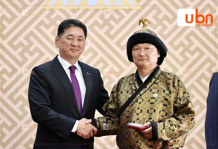 Дуучин С.Жавхланд Ардын жүжигчин, Дархан аварга Н.Батсуурьд Гавьяат тамирчин цол хүртээлээ