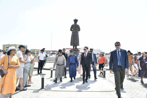 УИХ-ын Ерөнхий нарийн бичгийн дарга Б.Баасандорж Монгол Улсын Ерөнхийлөгч У.Хүрэлсүхэд Ардын жүжигчин Г.Түмэндэмбэрэлийн хөшөө бүтсэн түүхийг танилцуулав