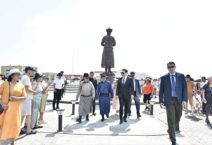 УИХ-ын Ерөнхий нарийн бичгийн дарга Б.Баасандорж Монгол Улсын Ерөнхийлөгч У.Хүрэлсүхэд Ардын жүжигчин Г.Түмэндэмбэрэлийн хөшөө бүтсэн түүхийг танилцуулав