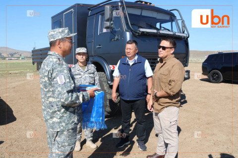 Түймрийн голомтын хүрэхэд хүндрэлтэй газруудад хүрэх боломжтой автомашиныг хийлдэг завины хамт УИХ-ын гишүүн Н.Номтойбаяр Сэлэнгэ аймагт хүлээлгэн өгчээ