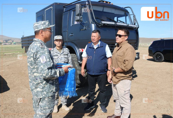 Түймрийн голомтын хүрэхэд хүндрэлтэй газруудад хүрэх боломжтой автомашиныг хийлдэг завины хамт УИХ-ын гишүүн Н.Номтойбаяр Сэлэнгэ аймагт хүлээлгэн өгчээ