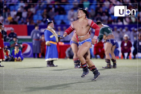 Улсын арслан Б.Орхонбаяр Увс аймгийн 100 жилийн ойн барилдаанд ЗОДОГЛОХГҮЙ