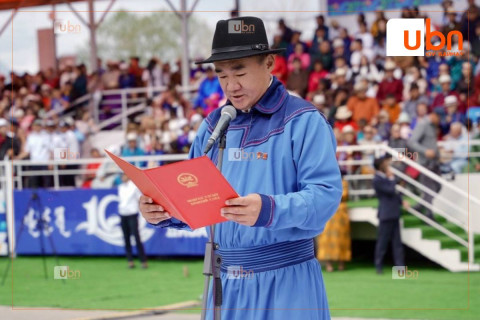 ЗГХЭГ-ын дарга С.Бямбацогт Увс аймгийн 100 жилийн ойд Ерөнхий сайдын мэндчилгээг уламжлав