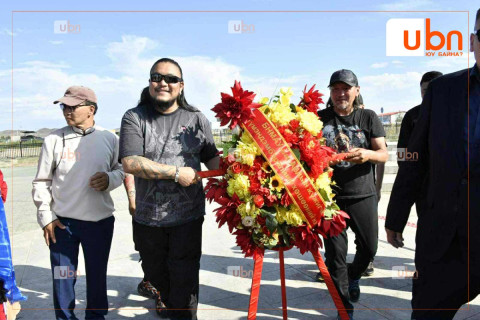 Дэлхийг байлдан дагуулж буй анхны монгол хамтлаг дуучин Г.Түмэндэмбэрэл агсны хөшөөнд цэцэг өргөлөө