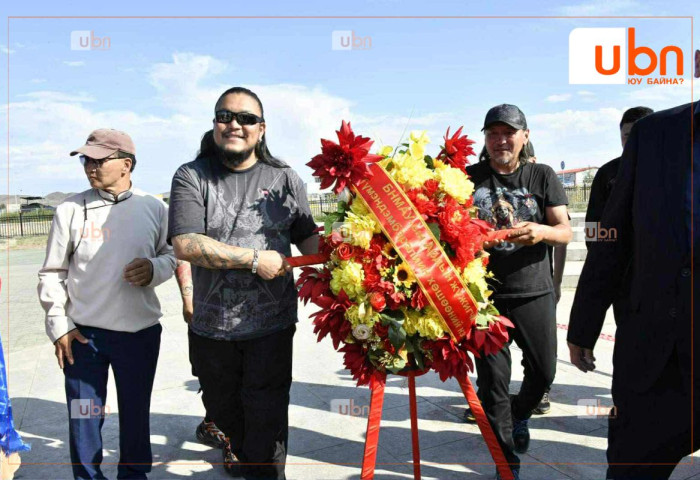 Дэлхийг байлдан дагуулж буй анхны монгол хамтлаг дуучин Г.Түмэндэмбэрэл агсны хөшөөнд цэцэг өргөлөө