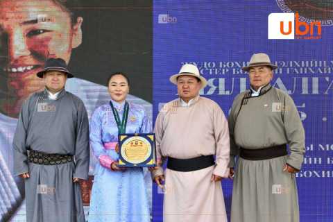 Дэлхийн аваргын хүрэл медальт ОУХ-ийн мастер Б.Ганхайчийг Хэнтий аймгийн удирдлагууд “1 ӨРӨӨ БАЙР”-аар урамшууллаа
