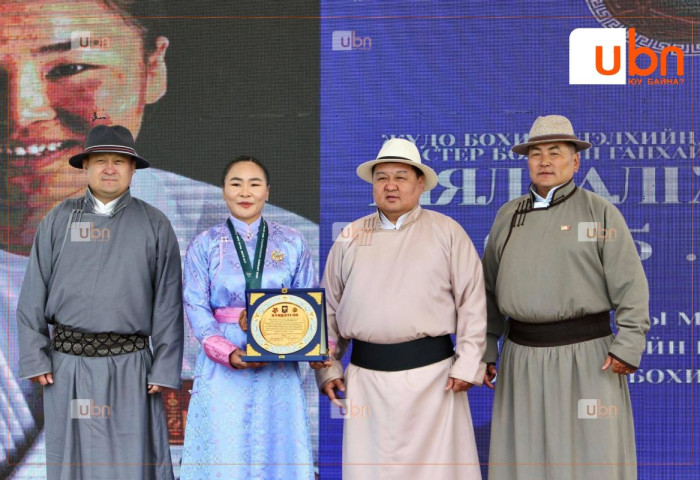 Дэлхийн аваргын хүрэл медальт ОУХ-ийн мастер Б.Ганхайчийг Хэнтий аймгийн удирдлагууд “1 ӨРӨӨ БАЙР”-аар урамшууллаа