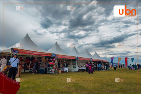 Баянзүрх дүүргийн 60 жилийн ойн наадам “Хөлийн гол“-ын наадмын талбайд болж байна