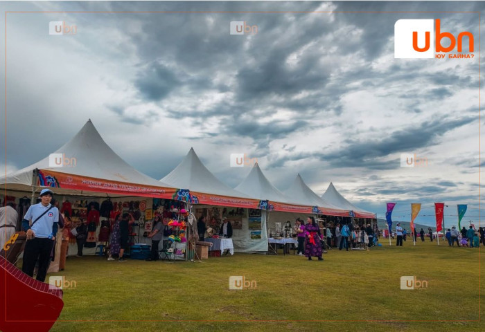 Баянзүрх дүүргийн 60 жилийн ойн наадам “Хөлийн гол“-ын наадмын талбайд болж байна