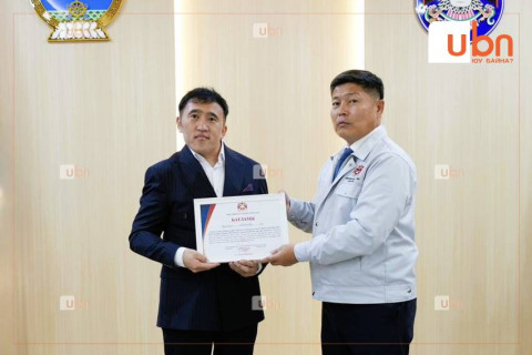 Олон улсын олимпиадад шавь нараа амжилттай бэлтгэн оролцуулсан багшид түрээслээд өмчлөх хэлбэрийн орон сууцны 150 сая төгрөгийн эрхийн батламж гардуулжээ