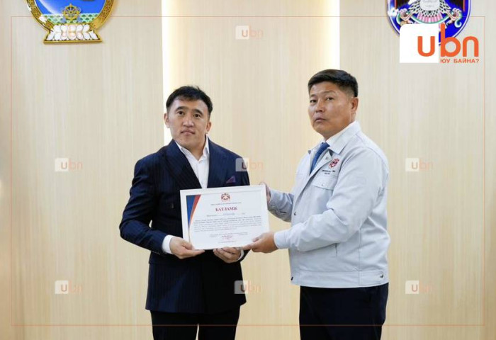 Олон улсын олимпиадад шавь нараа амжилттай бэлтгэн оролцуулсан багшид түрээслээд өмчлөх хэлбэрийн орон сууцны 150 сая төгрөгийн эрхийн батламж гардуулжээ