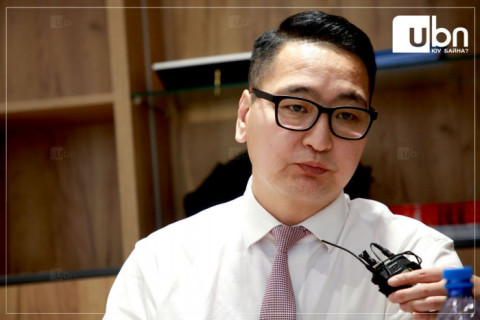 С.Мөнхчулуун: Бай шагналд Ланд-300, Лексус-570 өгч валют гадагшлуулж байхаар мөнгийг нь өгчихвөл яадаг юм. “Их хурд“ уралдаанд л гэхэд 9  ширхэг Ланд-300 худалдагдлаа