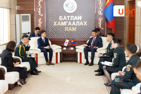 Батлан хамгаалахын сайд Д.Батлут БНСУ-аас Монгол Улсад суугаа Онц бөгөөд бүрэн эрхт Элчин сайд Чой Жин Воныг хүлээн авч уулзлаа