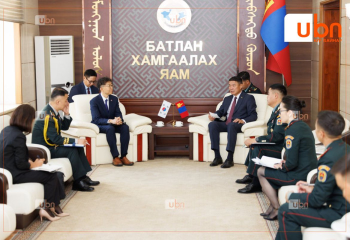 Батлан хамгаалахын сайд Д.Батлут БНСУ-аас Монгол Улсад суугаа Онц бөгөөд бүрэн эрхт Элчин сайд Чой Жин Воныг хүлээн авч уулзлаа