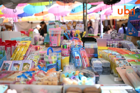 ТАНИЛЦ: Хичээлийн хэрэгсэл, хувцас номын үзэсгэлэн худалдаа болж буй 10 БАЙРШИЛ