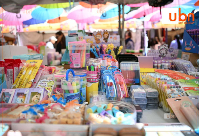 ТАНИЛЦ: Хичээлийн хэрэгсэл, хувцас номын үзэсгэлэн худалдаа болж буй 10 БАЙРШИЛ