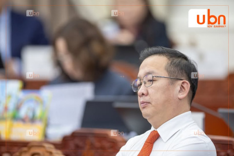 Б.Бат-Эрдэнэ: Боловсролын Сайд маань гоё сандал, ширээтэй болжээ. Одоо бүх сургууль, цэцэрлэгийн сандал ширээг хүүхдэд ядаж ээлтэй болгоод өг