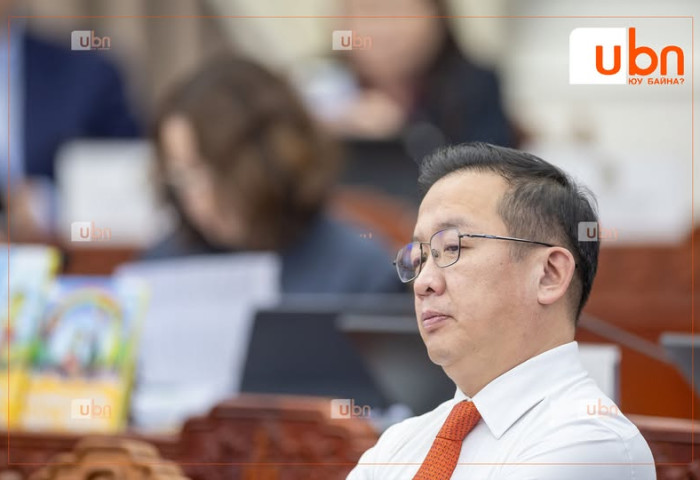 Б.Бат-Эрдэнэ: Боловсролын Сайд маань гоё сандал, ширээтэй болжээ. Одоо бүх сургууль, цэцэрлэгийн сандал ширээг хүүхдэд ядаж ээлтэй болгоод өг