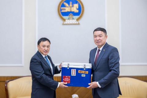 Батлан хамгаалахын сайд Д.Батлут Эрүүл мэндийн сайд Ж.Чинбүрэнд 60 хүн тун могойн хорны эсрэг ийлдэс хүлээлгэж өглөө