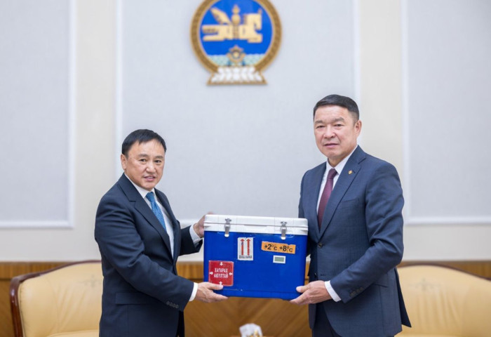 Батлан хамгаалахын сайд Д.Батлут Эрүүл мэндийн сайд Ж.Чинбүрэнд 60 хүн тун могойн хорны эсрэг ийлдэс хүлээлгэж өглөө