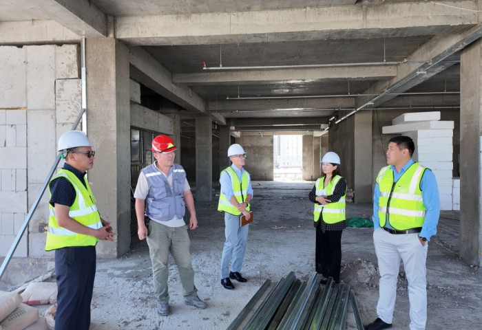 Даланзадгад дахь “Хот төлөвлөлтийн шаардлага хангахгүй барилгажсан хэсгийг дахин төлөвлөн барилгажуулах төсөл” төлөвлөгөөний дагуу үргэлжилж байна