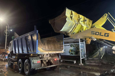 Өнгөрсөн шөнө 30 байршилд алба хаагчид 39 мотопомп, 87 техник хэрэгсэлтэй үерийн эрсдэлээс сэргийлж ажиллажээ