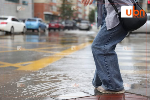 СЭРЭМЖЛҮҮЛЭГ: Хүүхэдтэйгээ явж байхдаа тогтоол усанд унасан цахилгааны утасны тогонд цохиулж гэмтжээ