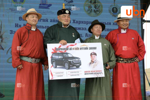 Шинээр Улсын харцага цол хүртсэн О.Наранбаатарыг Өвөрхангай аймгийн Нутгийн зөвлөлөөс “Ланд-300” автомашинаар мялаажээ