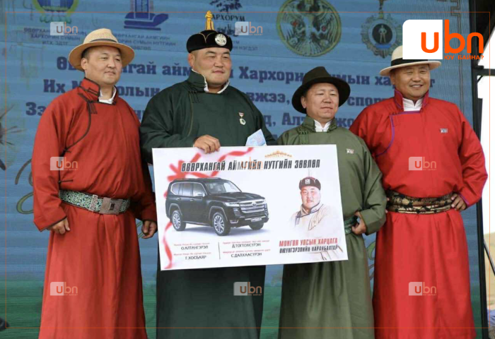 Шинээр Улсын харцага цол хүртсэн О.Наранбаатарыг Өвөрхангай аймгийн Нутгийн зөвлөлөөс “Ланд-300” автомашинаар мялаажээ