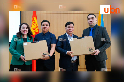 Сүхбаатар дүүрэг төрийн өмчийн 19 сургуульд 199 ширхэг зөөврийн компьютер өгчээ