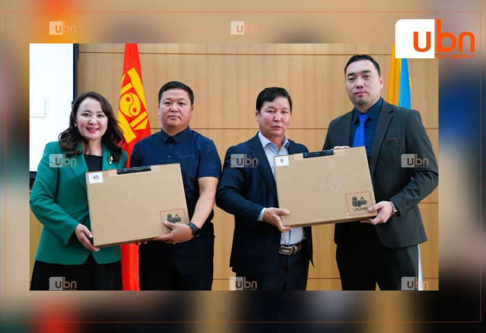 Сүхбаатар дүүрэг төрийн өмчийн 19 сургуульд 199 ширхэг зөөврийн компьютер өгчээ