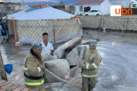 40 минут үргэлжилсэн борооны улмаас 84 айлын гэр, хашаа байшин үерийн усанд автжээ