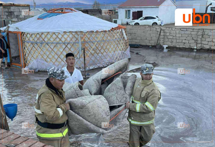 40 минут үргэлжилсэн борооны улмаас 84 айлын гэр, хашаа байшин үерийн усанд автжээ