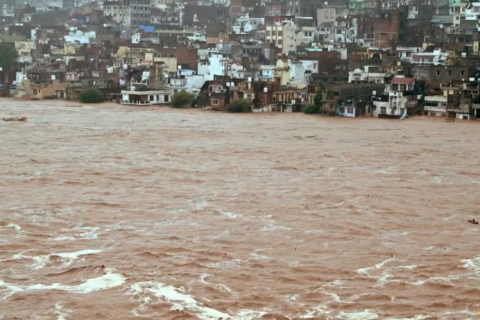 Энэтхэгт хөрс нурсны улмаас 33 хүн амиа алджээ