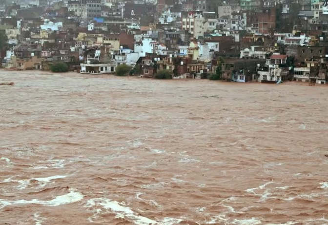 Энэтхэгт хөрс нурсны улмаас 33 хүн амиа алджээ