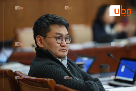 Ө.Шижир: Өнөөдөр 54 тэрбумаар явган хүний чулуун хавтан сольж байна. Гэтэл нийслэлийн хэмжээнд 17 сургууль, 20 цэцэрлэг ширээ сандалгүй