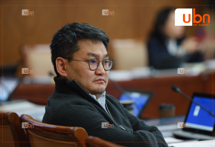 Ө.Шижир: Өнөөдөр 54 тэрбумаар явган хүний чулуун хавтан сольж байна. Гэтэл нийслэлийн хэмжээнд 17 сургууль, 20 цэцэрлэг ширээ сандалгүй