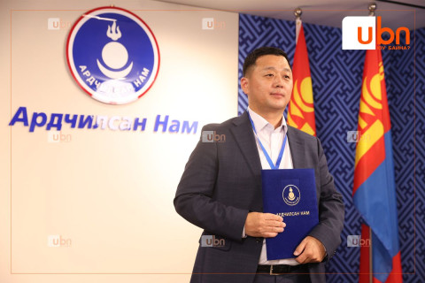 Б.Отгонбат: Улс төрийн манлайллыг албан тушаалтай ч, албан тушаалгүй ч хийж болно