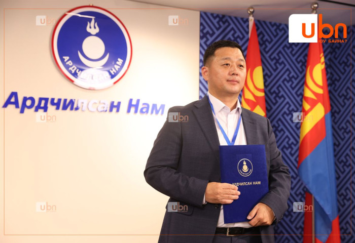 Б.Отгонбат: Улс төрийн манлайллыг албан тушаалтай ч, албан тушаалгүй ч хийж болно