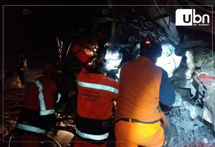 Суудлын автомашинууд мөргөлдөж, 54 настай эмэгтэй автомашины төмөр хийцэд хавчуулагдсан байсныг эсэн мэнд гаргажээ