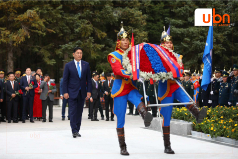 Монгол, Зөвлөлтийн амь үрэгдсэн дайчдад зориулсан дурсгалын хөшөөнд хүндэтгэл үзүүлж, цэцэг өргөлөө