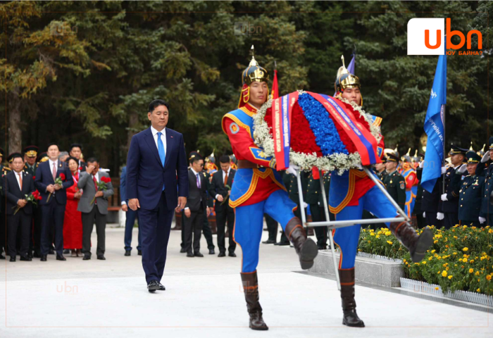Монгол, Зөвлөлтийн амь үрэгдсэн дайчдад зориулсан дурсгалын хөшөөнд хүндэтгэл үзүүлж, цэцэг өргөлөө