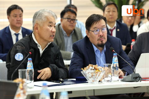 “Манай эдийн засаг уул уурхайгаас хэт хамааралтай байгаа тул цаашид ХАА-н салбар эдийн засгийн ачааны хүндийг үүрэлцэх шаардлагатай” гэв