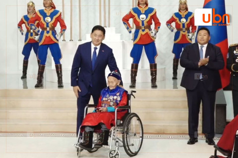 “Фронт“ С.Цэгмидмийг Сүхбаатарын одонгоор шагналаа