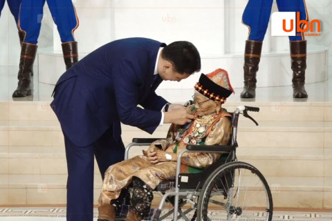 Дайны жилүүдэд фронтын сувилагчаар ажиллаж байсан Ц.Чимэдцэрэн Сүхбаатарын одон хүртлээ