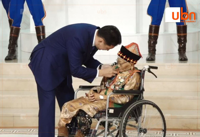 Дайны жилүүдэд фронтын сувилагчаар ажиллаж байсан Ц.Чимэдцэрэн Сүхбаатарын одон хүртлээ